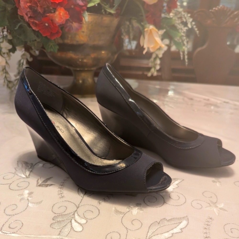 Bandolino wedge peep toe pumps